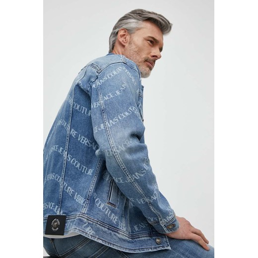 Versace Jeans Couture kurtka jeansowa męska kolor niebieski przejściowa oversize 76GAS400 DW009L29 ze sklepu ANSWEAR.com w kategorii Kurtki męskie - zdjęcie 171160632