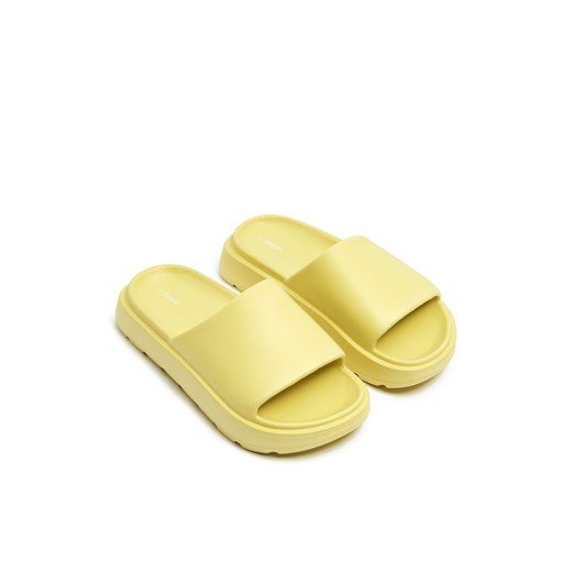 Cropp - Żółte klapki - żółty ze sklepu Cropp w kategorii Klapki damskie - zdjęcie 171189614