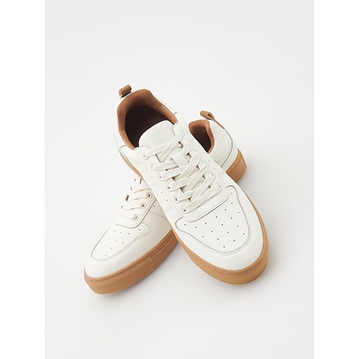 Reserved - Skórzane sneakersy - biały ze sklepu Reserved w kategorii Buty sportowe męskie - zdjęcie 171196344