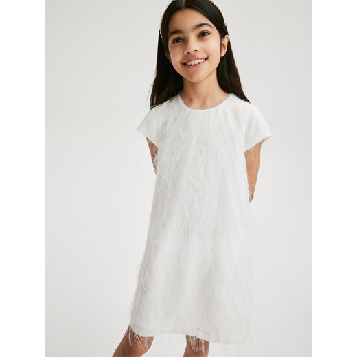 Reserved - Sukienka z imitacją piór - złamana biel ze sklepu Reserved w kategorii Sukienki dziewczęce - zdjęcie 171198592