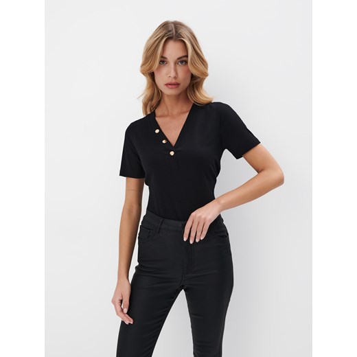 Mohito - Czarny t-shirt z dekoltem V - czarny ze sklepu Mohito w kategorii Bluzki damskie - zdjęcie 171221743