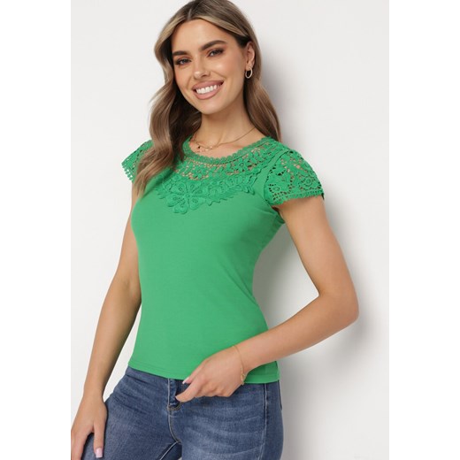 Zielony Prążkowany T-shirt z Krótkim Rękawem Ozdobiony Koronką Neliah ze sklepu Born2be Odzież w kategorii Bluzki damskie - zdjęcie 171229983