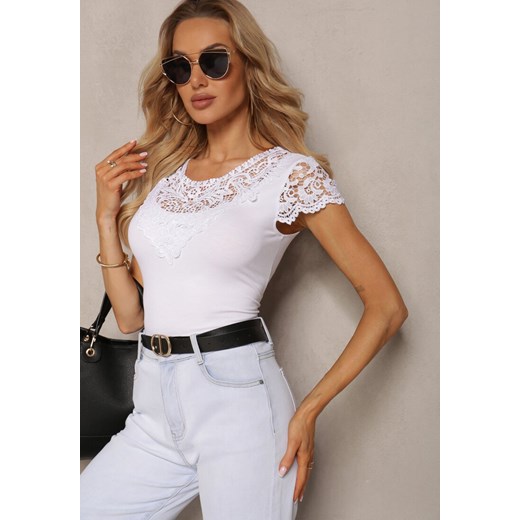 Biały T-shirt z Prążkowanego Materiału z Koronkowymi Rękawami i Dekoltem Hlilada ze sklepu Renee odzież w kategorii Bluzki damskie - zdjęcie 171233110