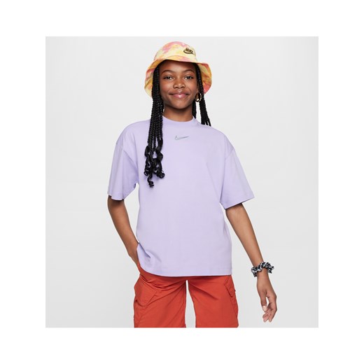T-shirt o kroju oversize dla dużych dzieci (dziewcząt) Nike Sportswear - Fiolet ze sklepu Nike poland w kategorii Bluzki dziewczęce - zdjęcie 171246292
