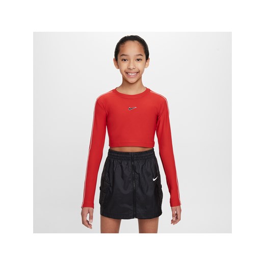 Koszulka o skróconym kroju z długim rękawem dla dużych dzieci (dziewcząt) Nike Sportswear - Czerwony ze sklepu Nike poland w kategorii Bluzki dziewczęce - zdjęcie 171246300