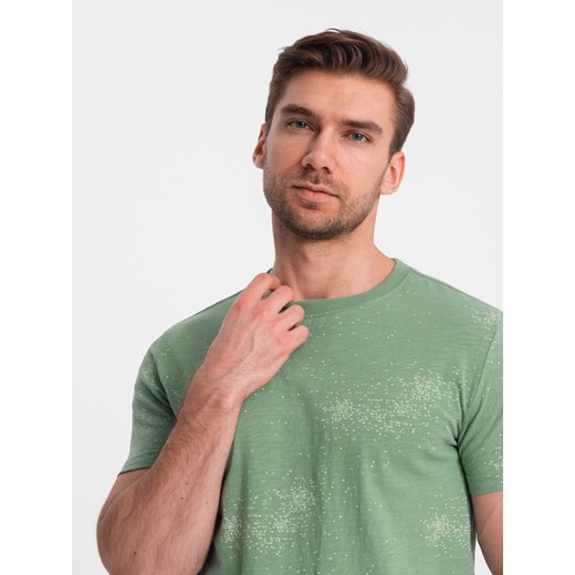 T-shirt męski fullprint z rozrzuconymi literami - zielony V5 OM-TSFP-0179 ze sklepu ombre w kategorii T-shirty męskie - zdjęcie 171261172