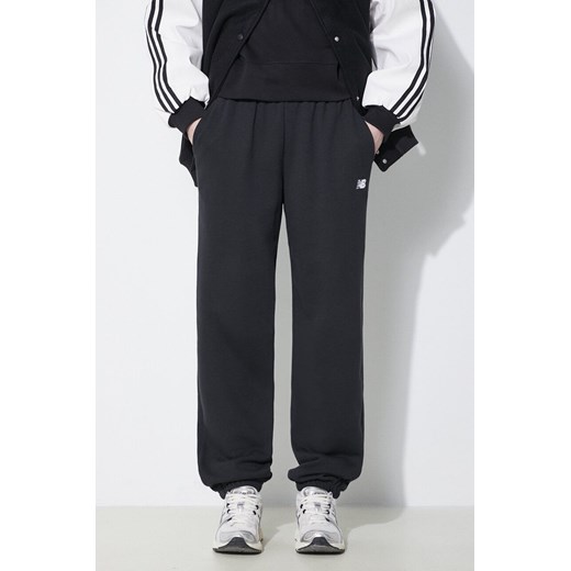 New Balance spodnie dresowe Sport Essentials kolor czarny gładkie WP41500BK ze sklepu PRM w kategorii Spodnie damskie - zdjęcie 171298943