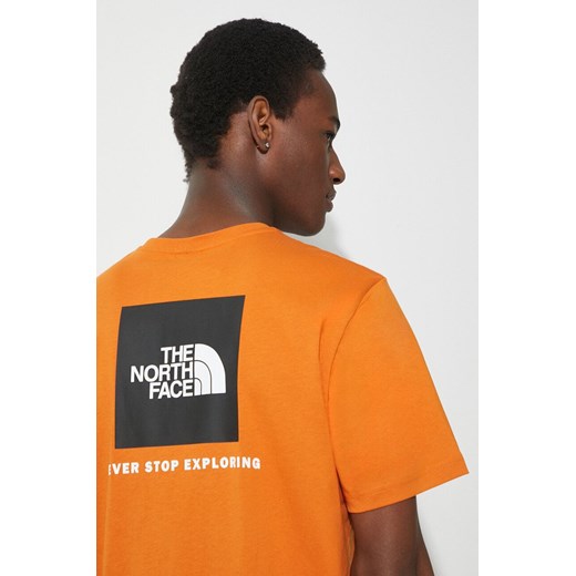 The North Face t-shirt bawełniany M S/S Redbox Tee męski kolor pomarańczowy z nadrukiem NF0A87NPPCO1 ze sklepu PRM w kategorii T-shirty męskie - zdjęcie 171299172