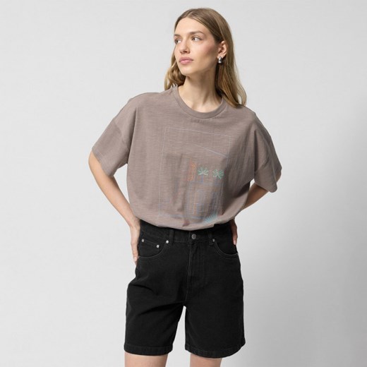 Damski t-shirt oversize z nadrukiem Outhorn OTHWSS24TTSHF1486 - brązowy ze sklepu Sportstylestory.com w kategorii Bluzki damskie - zdjęcie 171308312