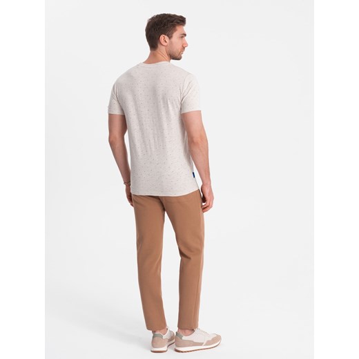 T-shirt męski fullprint z kolorowymi literami - jasnobeżowy V1 OM-TSFP-0185 M ombre