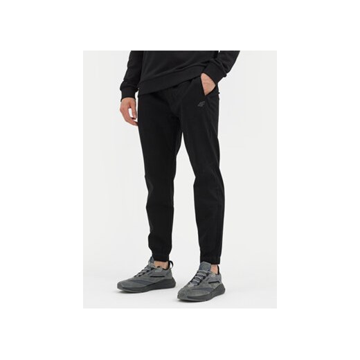 4F Spodnie dresowe 4FWSS24TTROM646 Czarny Regular Fit ze sklepu MODIVO w kategorii Spodnie męskie - zdjęcie 171341984