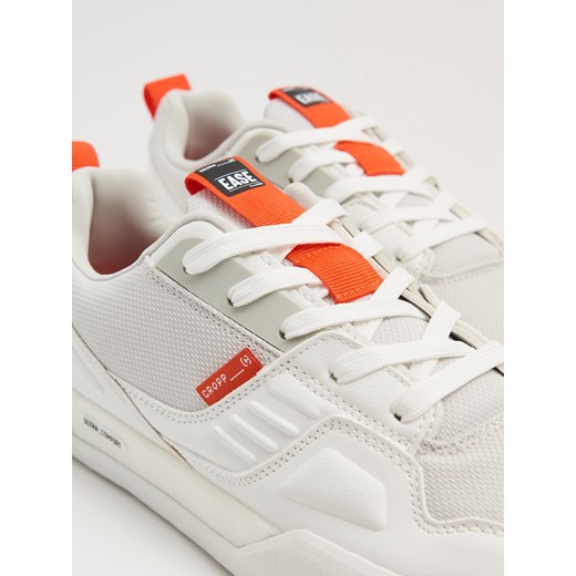 Cropp - Biało-pomarańczowe sneakersy - biały Cropp 44 Cropp