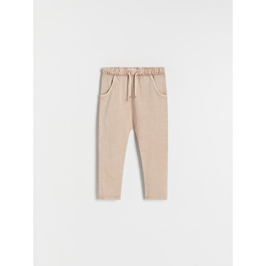 Reserved - Dresowe spodnie z efektem sprania - beżowy ze sklepu Reserved w kategorii Spodnie i półśpiochy - zdjęcie 171350861