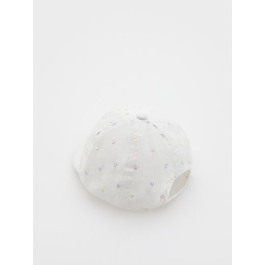 Reserved - Czapka z daszkiem z haftem - biały Reserved 0-6 miesięcy Reserved