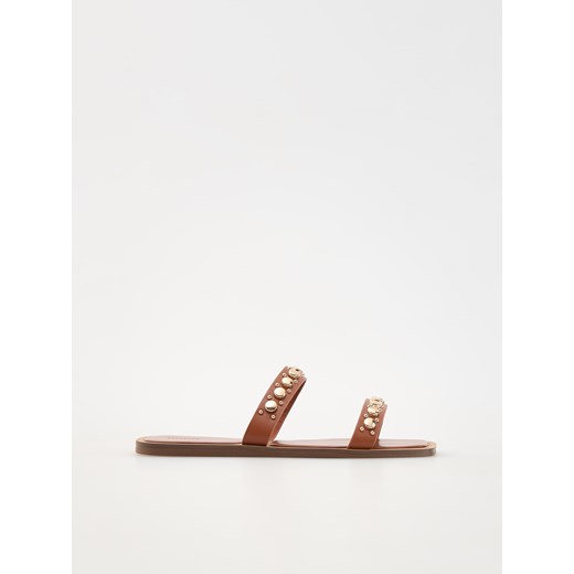 Reserved - Skórzane klapki z ćwiekami - brązowy ze sklepu Reserved w kategorii Klapki damskie - zdjęcie 171373263
