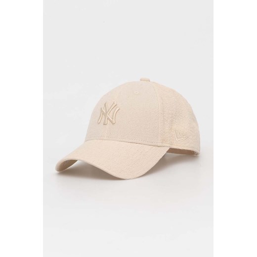 New Era czapka z daszkiem kolor beżowy z aplikacją NEW YORK YANKEES ze sklepu PRM w kategorii Czapki z daszkiem damskie - zdjęcie 171374950