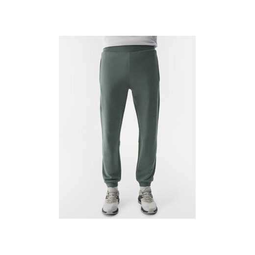 4F Spodnie dresowe 4FWSS24TTROM645 Zielony Regular Fit ze sklepu MODIVO w kategorii Spodnie męskie - zdjęcie 171376993