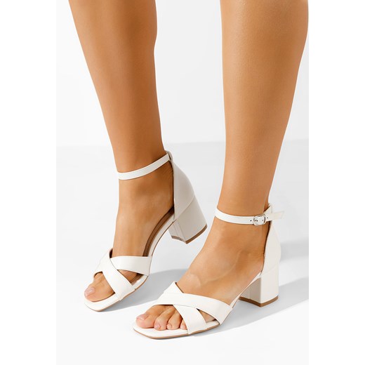Białe sandały na słupku Lorenia ze sklepu Zapatos w kategorii Sandały damskie - zdjęcie 171394193