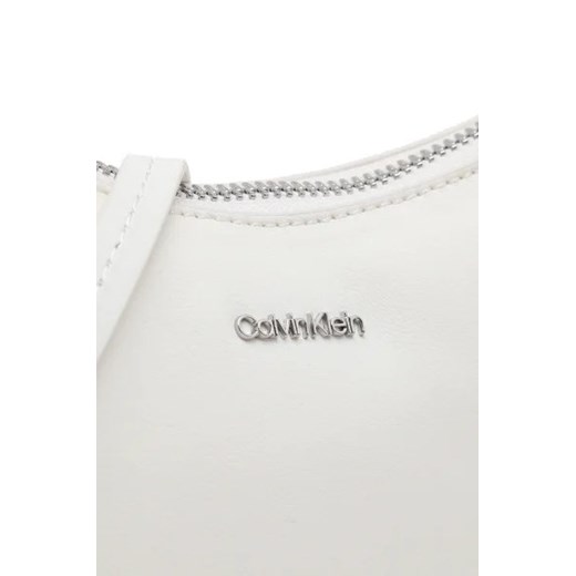 Listonoszka Calvin Klein na ramię biała ze skóry ekologicznej średniej wielkości 