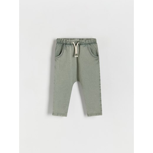Reserved - Dresowe spodnie z efektem sprania - oliwkowy ze sklepu Reserved w kategorii Spodnie chłopięce - zdjęcie 171425801