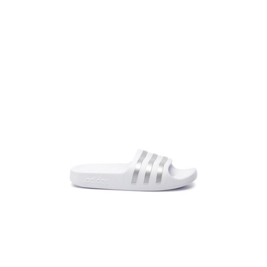 adidas Klapki adilette Aqua K F35555 Biały ze sklepu MODIVO w kategorii Klapki dziecięce - zdjęcie 171427903