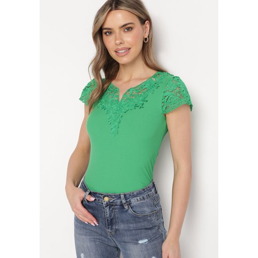 Zielony T-shirt z Krótkim Rękawem i Prążkowaniem Ozdobiony Koronką przy Rękawach i Dekolcie Zilines ze sklepu Born2be Odzież w kategorii Bluzki damskie - zdjęcie 171437072
