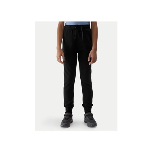 4F Spodnie dresowe 4FJWSS24TTROF587 Czarny Regular Fit ze sklepu MODIVO w kategorii Spodnie chłopięce - zdjęcie 171453732
