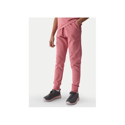 4F Spodnie dresowe 4FJWSS24TTROF587 Różowy Regular Fit ze sklepu MODIVO w kategorii Spodnie dziewczęce - zdjęcie 171454052