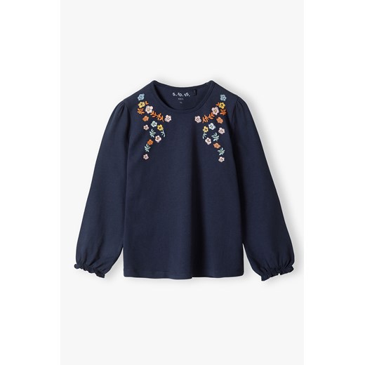 Granatowa bluzka dla dziewczynki z kwiatuszkami przy dekolcie ze sklepu 5.10.15 w kategorii Bluzki dziewczęce - zdjęcie 171455383