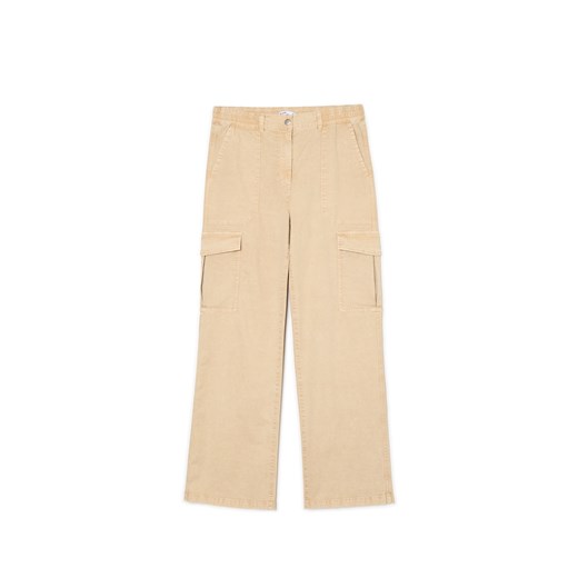 Cropp - Spodnie straight z kieszeniami cargo - kremowy ze sklepu Cropp w kategorii Spodnie damskie - zdjęcie 171461950