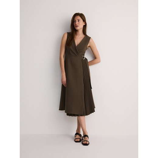 Reserved - Sukienka midi z plisami - brązowy ze sklepu Reserved w kategorii Sukienki - zdjęcie 171493852