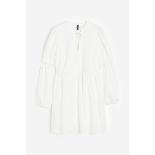 H & M - Trapezowa sukienka z haftem angielskim - Biały H & M L H&M