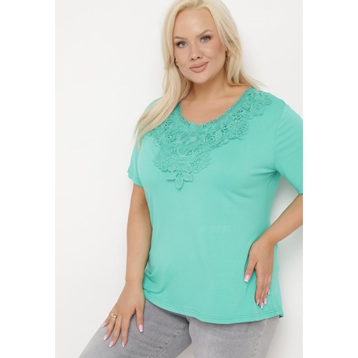 Zielony Klasyczny T-shirt z Koronką przy Dekolcie Fioma ze sklepu Born2be Odzież w kategorii Bluzki damskie - zdjęcie 171514273