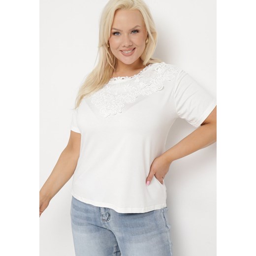 Biała Koszulka z Krótkim Rękawem z Koronkowym Dekoltem Lovella ze sklepu Born2be Odzież w kategorii Bluzki damskie - zdjęcie 171514520