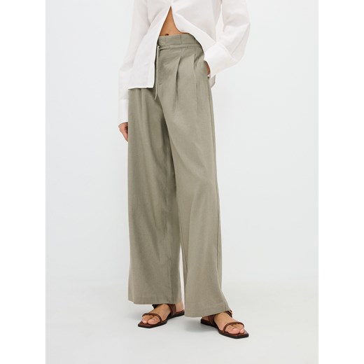 Reserved - Szerokie spodnie z zakładkami i lnem - jasnozielony ze sklepu Reserved w kategorii Spodnie damskie - zdjęcie 171515841