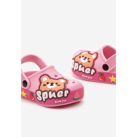 Klapki dziecięce Born2be różowe z nadrukami 
