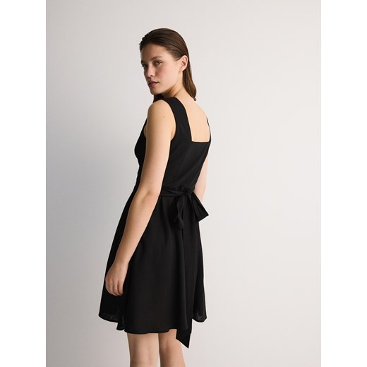 Sukienka Reserved prosta czarna mini w serek