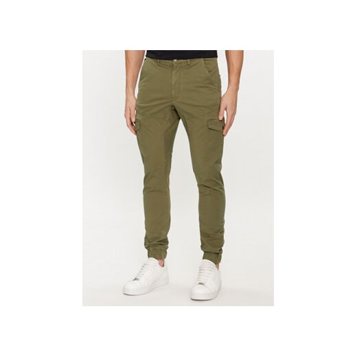 Guess Spodnie materiałowe New Kombat M4RB17 WFYSA Khaki Slim Fit ze sklepu MODIVO w kategorii Spodnie męskie - zdjęcie 171543092