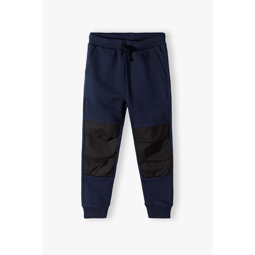 Granatowe spodnie dresowe slim ze wzmacnianymi kolanami - 5.10.15. ze sklepu 5.10.15 w kategorii Spodnie chłopięce - zdjęcie 171546230