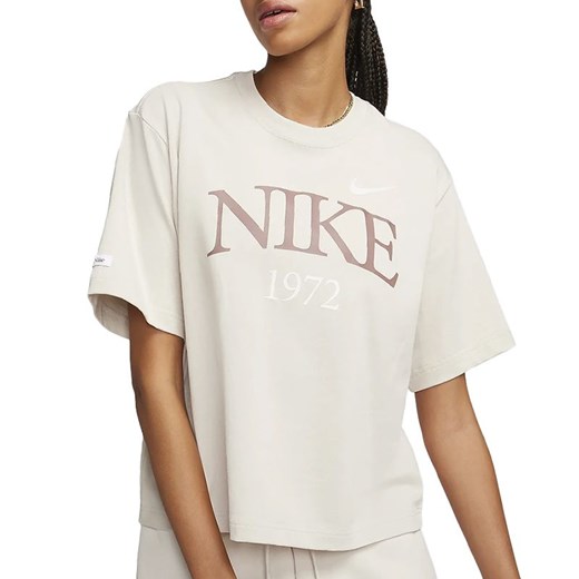 Koszulka Nike Sportswear Classic Boxy FQ6600-104 - beżowa ze sklepu streetstyle24.pl w kategorii Bluzki damskie - zdjęcie 171549973