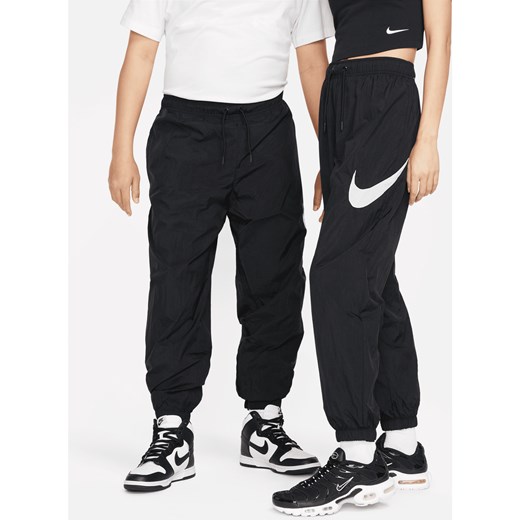 Damskie spodnie ze średnim stanem Nike Sportswear Essential - Czerń ze sklepu Nike poland w kategorii Spodnie damskie - zdjęcie 171559693