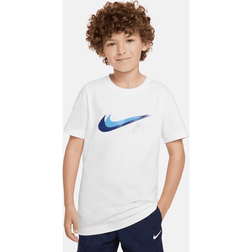 T-shirt z grafiką dla dużych dzieci (chłopców) Nike Sportswear - Biel ze sklepu Nike poland w kategorii T-shirty chłopięce - zdjęcie 171559700