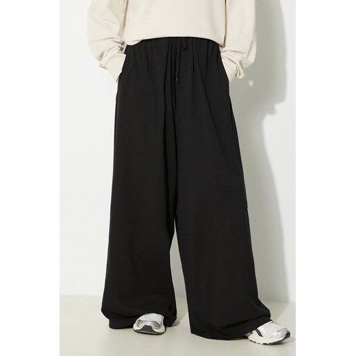 MM6 Maison Margiela spodnie dresowe bawełniane kolor czarny gładkie S62KB0198 ze sklepu PRM w kategorii Spodnie damskie - zdjęcie 171560321