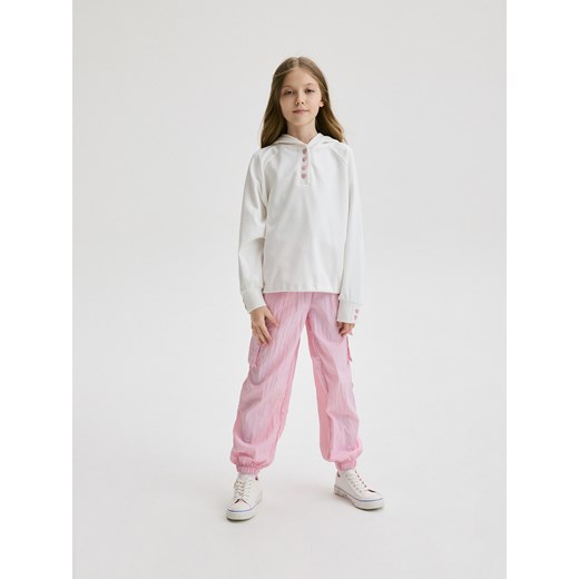 Reserved - Ortalionowe spodnie cargo - różowy ze sklepu Reserved w kategorii Spodnie dziewczęce - zdjęcie 171580532