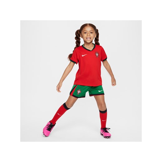 Trzyczęściowy strój piłkarski dla małych dzieci Nike Portugalia Stadium 2024 (wersja domowa) – replika - Czerwony ze sklepu Nike poland w kategorii Komplety chłopięce - zdjęcie 171611334