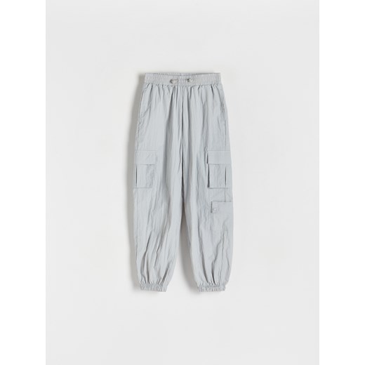Reserved - Ortalionowe spodnie cargo - jasnoszary ze sklepu Reserved w kategorii Spodnie dziewczęce - zdjęcie 171688831