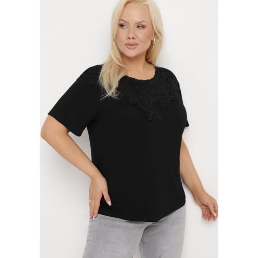 Czarna Koszulka z Krótkim Rękawem z Koronkowym Dekoltem Lovella ze sklepu Born2be Odzież w kategorii Bluzki damskie - zdjęcie 171710900