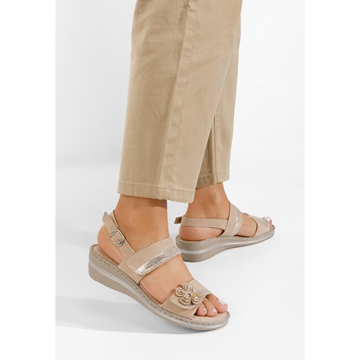 Beżowe sandały na niskim koturnie Perira ze sklepu Zapatos w kategorii Sandały damskie - zdjęcie 171951421