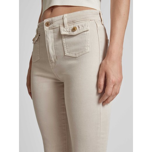 Jeansy o rozkloszowanym kroju z nakładanymi kieszeniami z patką model ‘SEXY Guess 25/32 Peek&Cloppenburg 