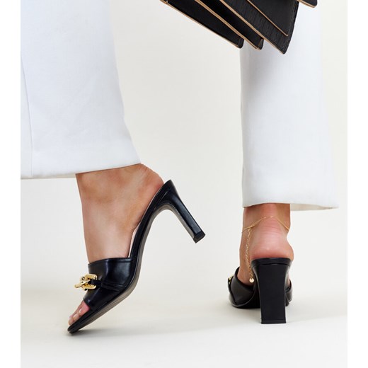 Czarne klapki na słupku z łańcuchem Borislava Gemre 36 gemre